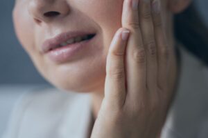 Πληγή στο στόμα που δεν κλείνει: πότε χρειάζεται οδοντιατρικός έλεγχος